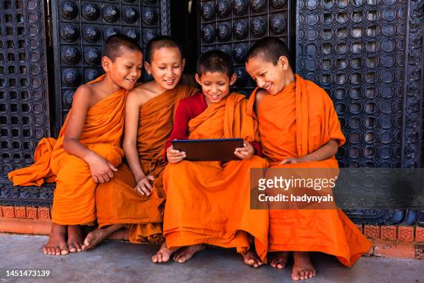 novice buddhist monks using digital tablet, bhaktapur - buddhism imagens e fotografias de stock
