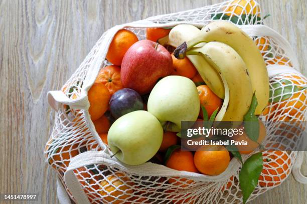 fruits in reusable  shopping bag - vruchtensap stockfoto's en -beelden