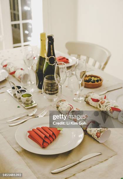 modern christmas dinner table setting - christmas crackers stock pictures, royalty-free photos & images