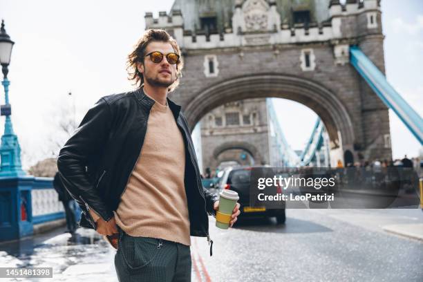 jeune homme, traverser la rue - daily life in london photos et images de collection