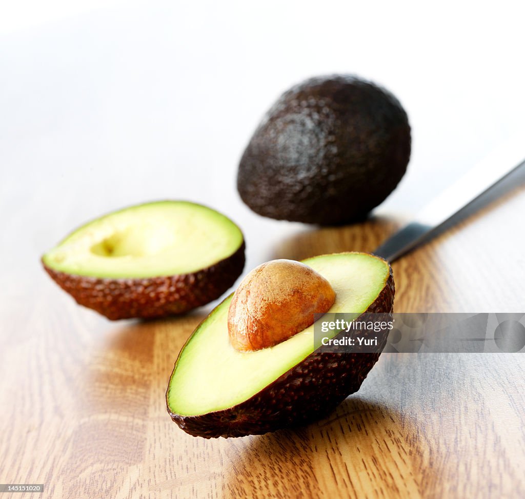 Nahaufnahme von Frische avocados auf Holz Oberfläche