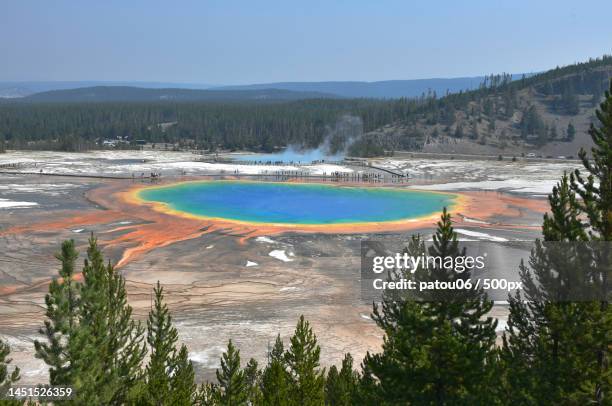 scenic view of lake against sky,parc national de yellowstone,united states,usa - parc national de yellowstone stockfoto's en -beelden