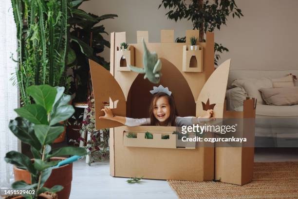 little girl playing with handmade castle - kinderen spelen stockfoto's en -beelden
