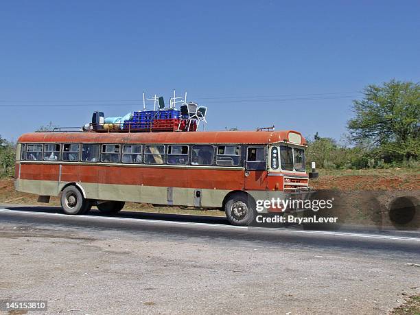 bus des transports, de style africain - car country road photos et images de collection