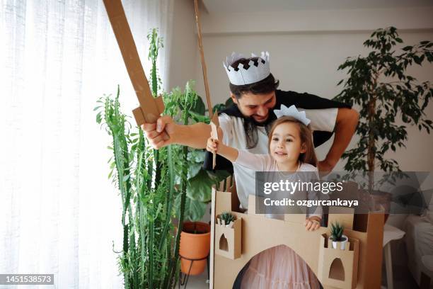 vater spielen spannende abenteuer-spiel mit tochter - ritter spielzeug stock-fotos und bilder