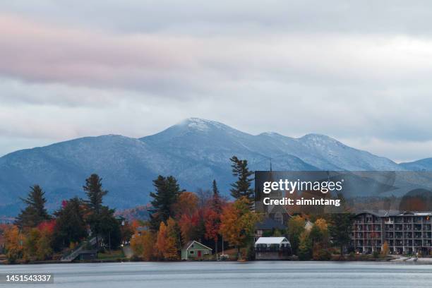 lungomare di lake placid in autunno - lake placid town foto e immagini stock