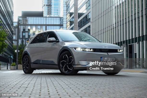 hyundai ioniq 5 on a street - veículo com carroçaria de dois volumes com três ou cinco portas imagens e fotografias de stock