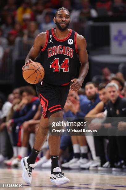 Patrick Williams of the Chicago Bulls dribbles against the New Orleans Pelicans during the second half at United Center on November 09, 2022 in...