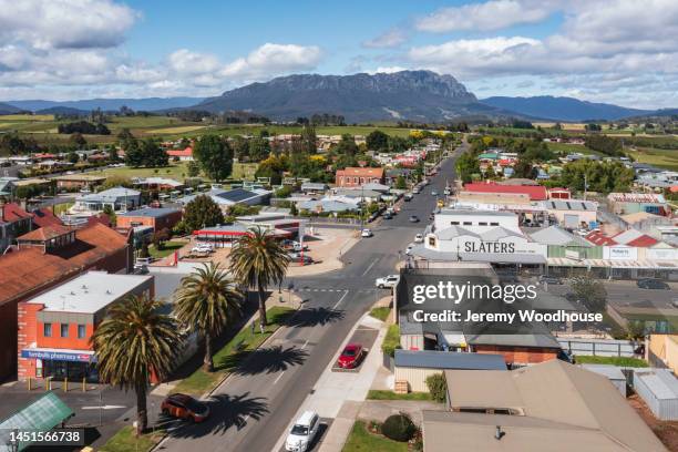aerial view of the town of sheffield and mt roland - sheffield stock-fotos und bilder