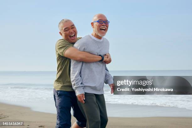 marine sports friends against pacific ocean - shizuoka prefecture stock pictures, royalty-free photos & images