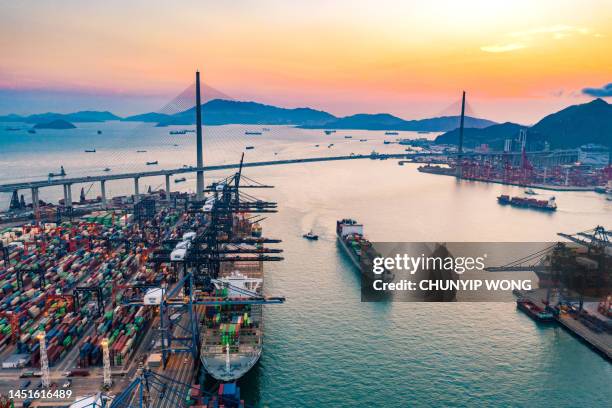 cargo ship at sunset in port of container port  in hong kong - handelsoorlog stockfoto's en -beelden