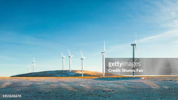 wind turbines - electric fan stockfoto's en -beelden