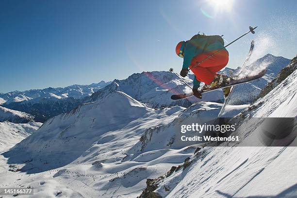 austria, tyrol, ischgl, mid adult man skiing - イシュグル ストックフォトと画像