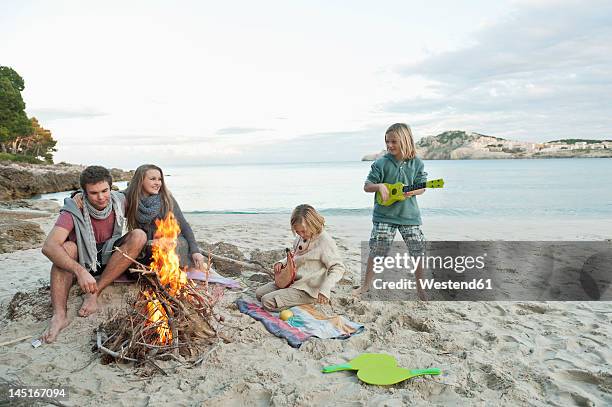 Spain Mallorca Friends At Camp Fire On Beach, Foto de stock