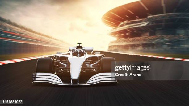 coche de carreras plateado liderando en una pista de carreras - formula fotografías e imágenes de stock