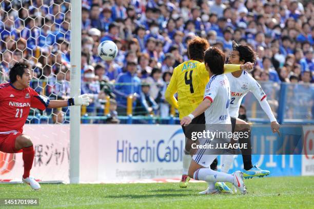 Hiroki Sakai of Kashiwa Reysol heads to score the team's first goal during the J.League J1 match between Kashiwa Reysol and Yokohama F.Marinos at...