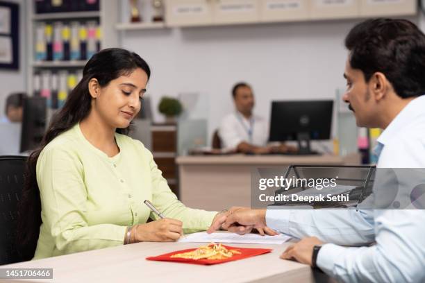 advice and financial review stock photo - gold meets golden stockfoto's en -beelden