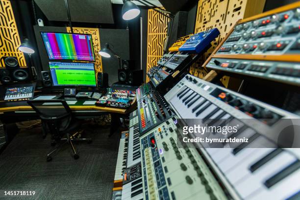 aufnahmegeräte in einem professionellen tonstudio - synthesizer stock-fotos und bilder