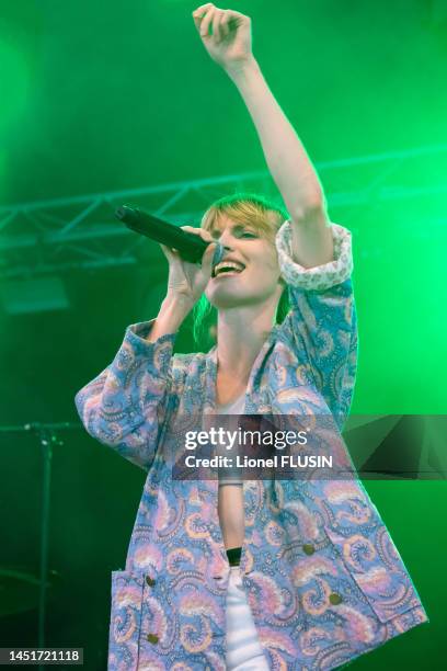 La chanteuse du groupe 'Catastrophe' Blandine Rinkel au Paleo Festival Nyon le 23 juillet 2022.