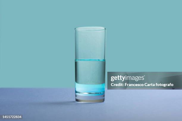 concept of glass half ful - half stockfoto's en -beelden