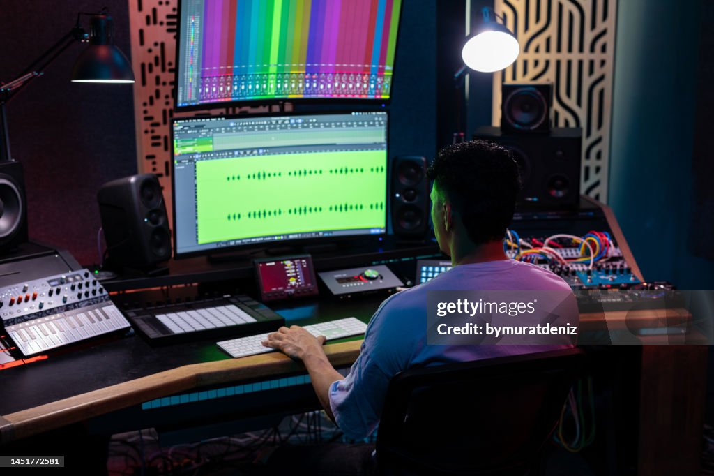 Mann arbeitet im professionellen Musikstudio