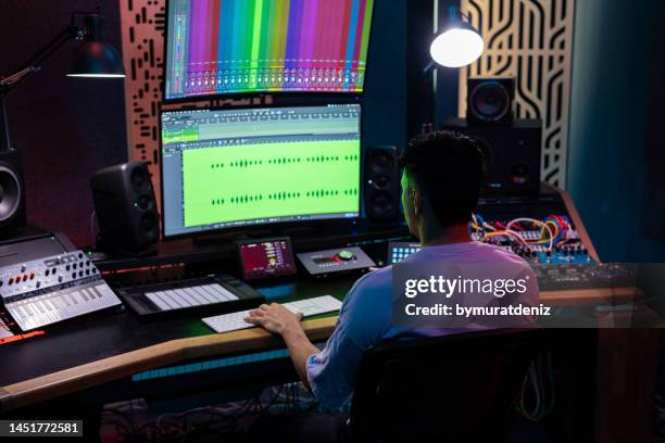man working in professional music studio - auscultador equipamento áudio imagens e fotografias de stock