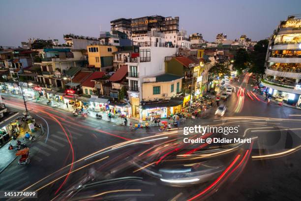 traffic with blurred motion in hanoi old quarter in vietnam - hanói - fotografias e filmes do acervo