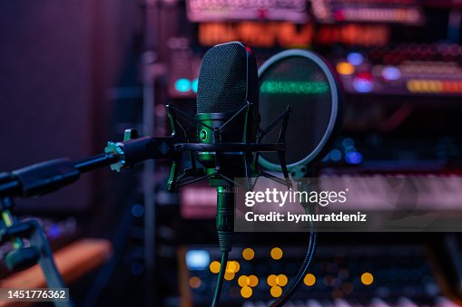 Mikrofon in einem professionellen Aufnahme- oder Radiostudio Mikrofon in einem professionellen Aufnahme- oder Radiostudio