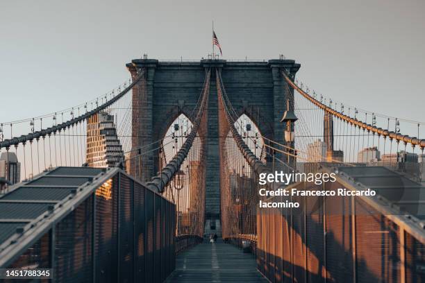 brooklyn bridge in the morning, no people. new york city, usa - ブルックリン橋 ストックフォトと画像