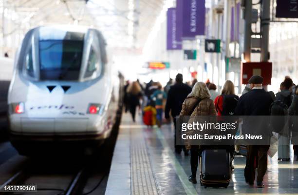 Several travelers take the Ave at Maria Zambrano Station in the capital, on the first day of Operation Christmas 2022. December 23, 2022 in Seville ....