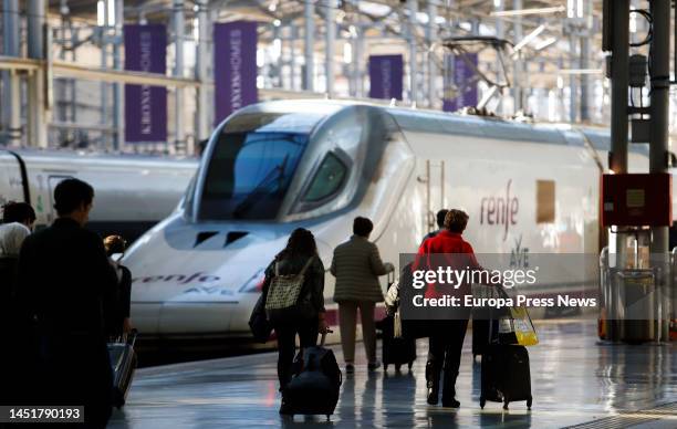 Several travelers take the Ave at Maria Zambrano Station in the capital, on the first day of Operation Christmas 2022. December 23, 2022 in Seville ....