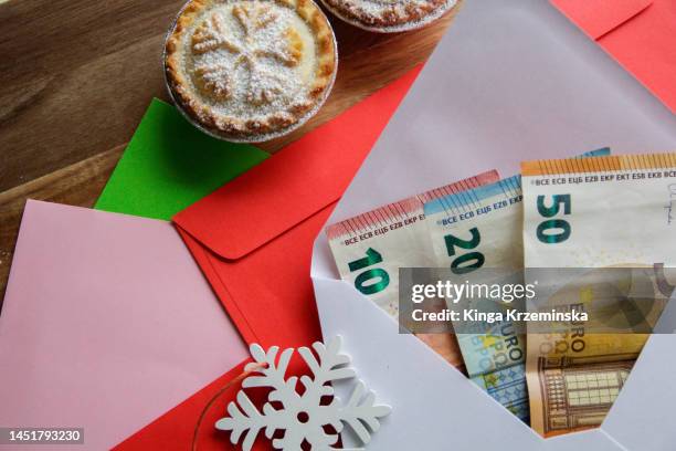 money in an envelope - bonus photos et images de collection