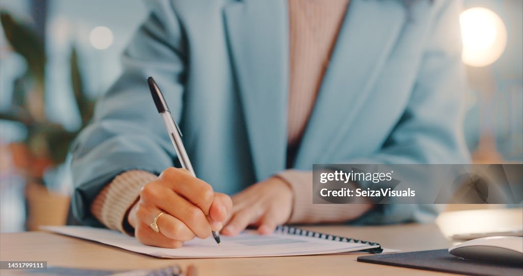 Elaboração de relatório, mãos de planejamento e empresária com proposta contábil, estratégia corporativa e gerenciamento de projetos no trabalho. Meta de papel, papelada de secretária e assinatura de documentos da empresa