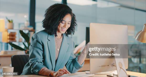 business woman, computer and typing with smile for communication, marketing or consulting at office. african american female employee designer smiling in online conversation on desktop at workplace - business smile stockfoto's en -beelden