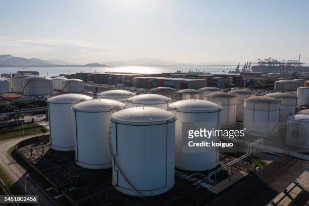 oil tanks in an oil storage warehouse under the sky - silo tank stock-fotos und bilder