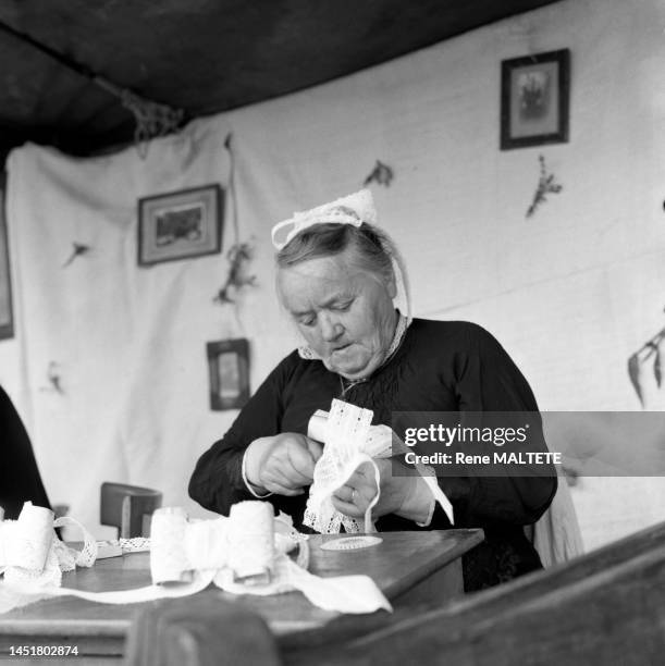 Fabrication d'une coiffe bretonne à Plédéliac, 1979.