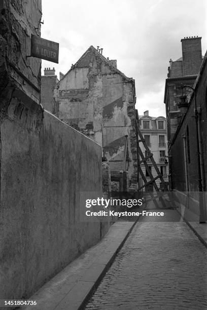 Immeuble délabré destiné à la démolition à Paris, dans les années 1950.