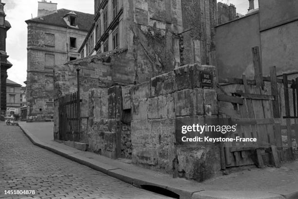 Immeuble délabré destiné à la démolition à Paris, dans les années 1950.