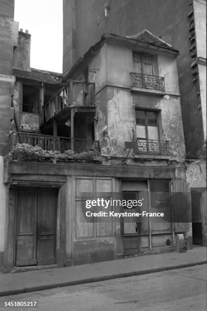 Immeuble délabré destiné à la démolition à Paris, dans les années 1950.