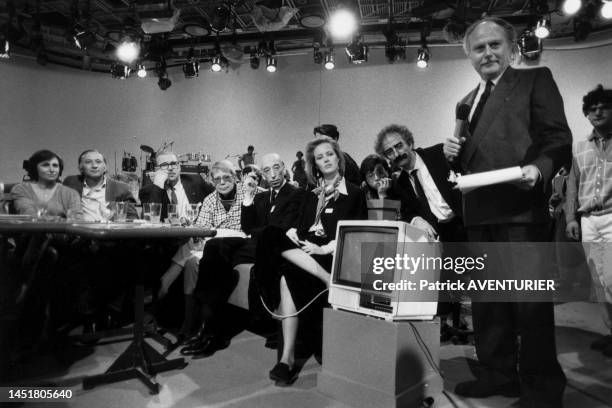 Michel Polac présente l'émission "droit de réponse" en compagnie de Anne Gaillard,Gabrielle Lazure et Pierre Desproges le 12 mai 1984