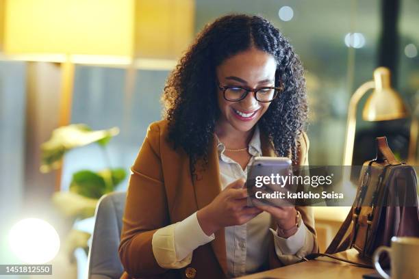 telefone, networking ou mulher negra com sorriso para as mídias sociais, pensando em ideia de marketing de blog ou software de aplicativo móvel. feliz, startup ou funcionário com smartphone lendo e-mail, notícias ou vídeo on-line - mixed media - fotografias e filmes do acervo