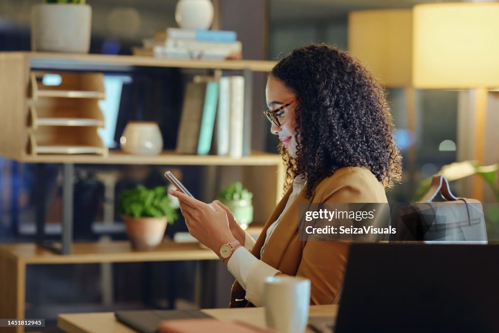 Mulher advogada, digitação telefônica ou e-mail de escritório moderno, rede de clientes ou pesquisa de casos judiciais em escritório de advocacia. Sorrir, feliz ou advogado em tecnologia móvel em consultoria, comunicação ou planejamento