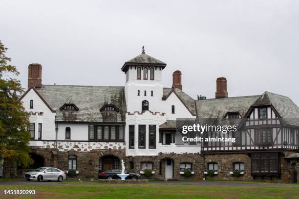 casa histórica junto al lago george - lake george new york fotografías e imágenes de stock