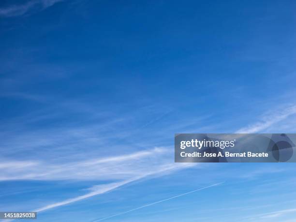 full frame of the blue sky and white clouds. - mitad del día fotografías e imágenes de stock