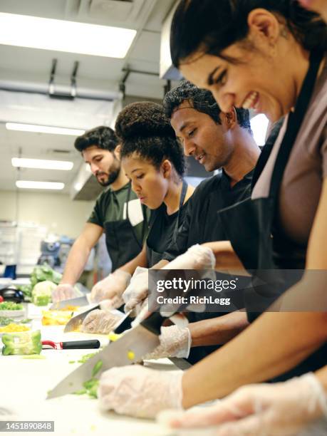 étudiants en cuisine dans une cuisine commerciale - cours de cuisine photos et images de collection