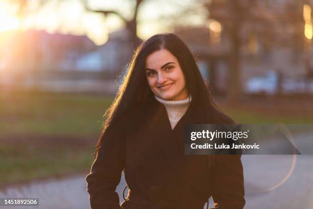 portrait of a beautiful young woman outdoors - black hair stockfoto's en -beelden