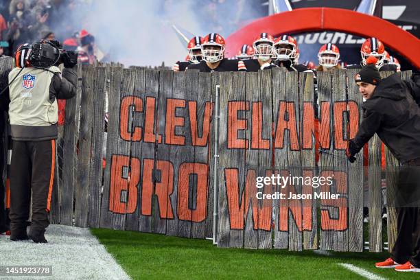 The Cleveland Browns prepare to take the field prior to the game against the Baltimore Ravens at FirstEnergy Stadium on December 17, 2022 in...