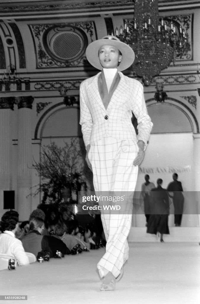 Mary Ann Restivo Fall 1989 Ready to Wear Fashion Show News Photo ...