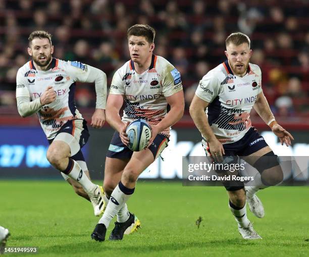 Owen Farrell of Saracens runs with the ball with team mates Elliot Daly and Jackson Wray in support during the Gallagher Premiership Rugby match...