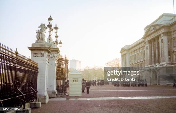 buckingham palace sunrise - the mall westminster stock pictures, royalty-free photos & images